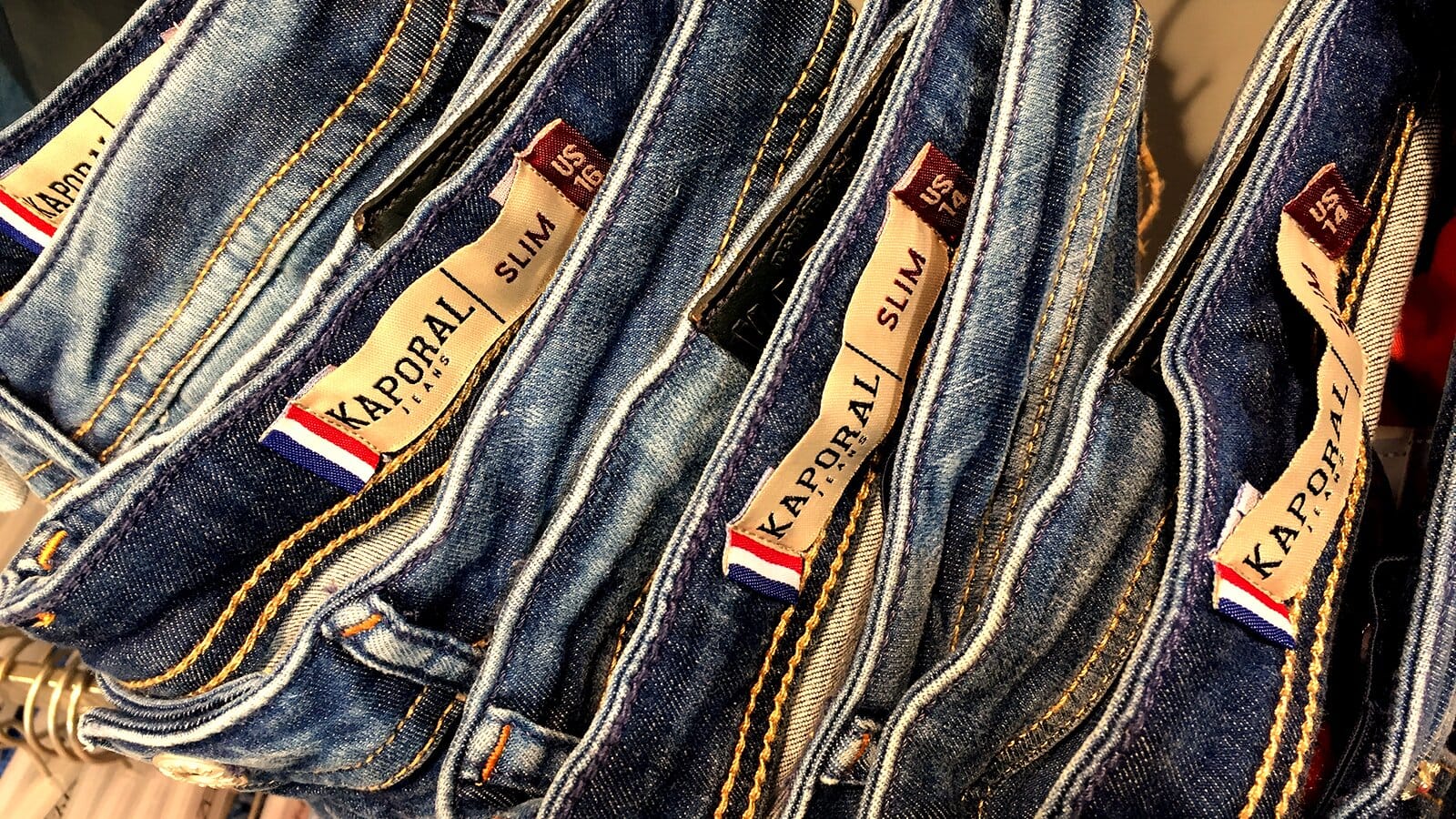 Jeans en rayon, photo du centre commercial Les Champs