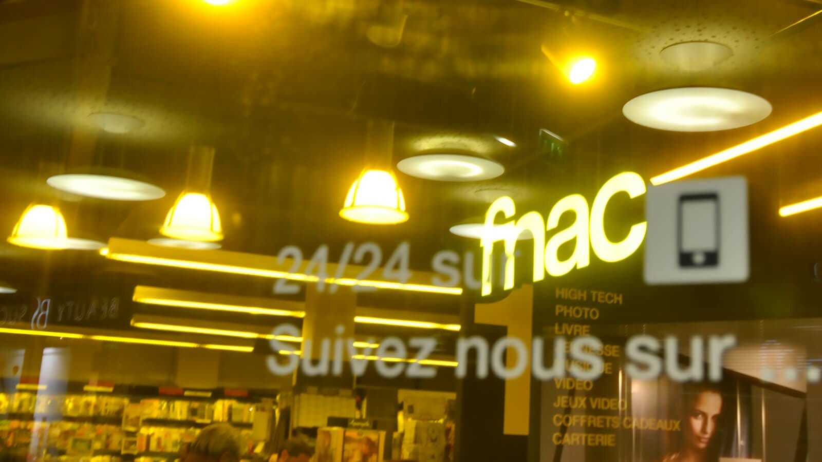 Entrée de la Fnac, centre commercial Les Champs à Saint-Brieuc